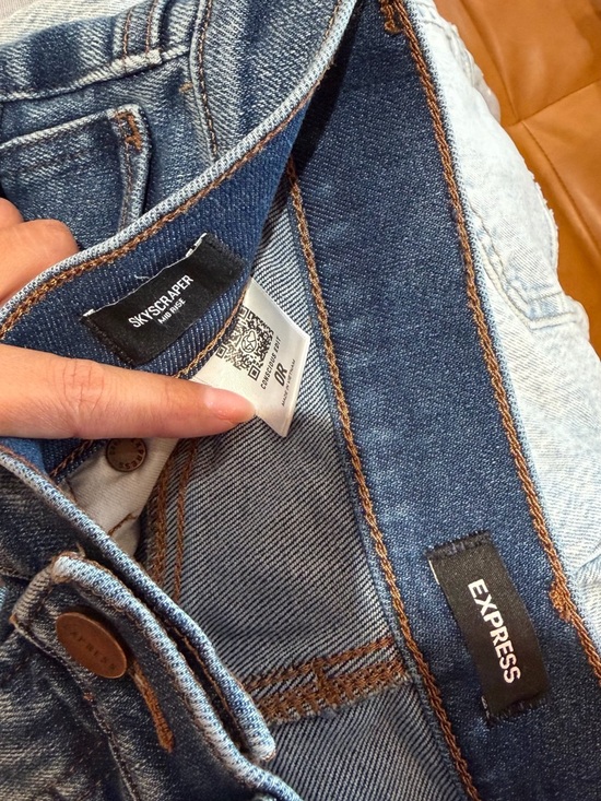 Express - Mid Rise Medium Wash Hyper Sculpt Skyscraper Jeans 0R - Picture 5 of 6